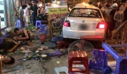 Xe ô tô mất lái đâm thẳng vào quán ốc, 4 người nhập viện