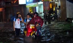 Đồng Nai: Mưa lớn biến đường phố Biên Hòa thành 'sông'