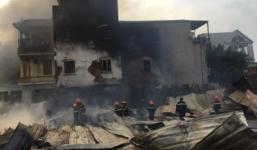 Cháy lớn thiêu rụi hàng trăm mét vuông lán công nhân tại Hà Nội