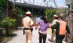 CSGT giải cứu người phụ nữ nhảy cầu Chương Dương tự tử