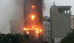 Clip lửa cháy dữ dội tại quán karaoke trên đường Nguyễn Khang