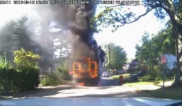 Video: Nữ tài xế liều mình cứu 20 học sinh trong xe bus bốc cháy