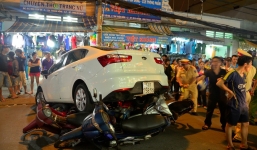 Video: Ô tô lùi gấp, cán 6 xe máy, cuốn người đàn ông vào gầm