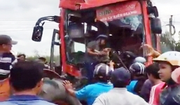 Tai nạn xe khách nghiêm trọng, 2 người mắc kẹt trong xe