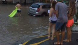 Nhóm du khách Tây mang phao ra bơi giữa phố Sài Gòn ngập lụt