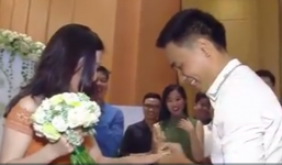 Chàng trai cầu hôn bạn gái trong đám cưới bạn thân gây sốt