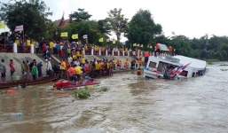 Chìm tàu hai tầng chở 150 người