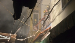 Chồng khóa cửa đốt vợ và con 4 tháng tuổi rồi ôm tiền vàng bỏ đi