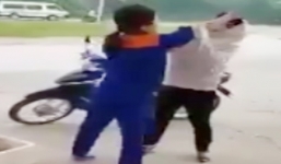 Xôn xao clip nhân viên cây xăng túm tóc khách hàng vì bị tố gian lận