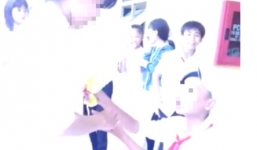 Màn cầu hôn ở hành lang lớp học của cặp đôi học sinh lớp 7 gây tranh cãi