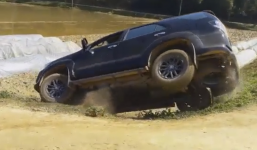 'Thánh lật' Toyota Fortuner phơi bụng trên đường làng