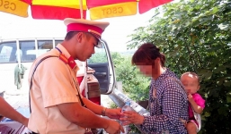 Thiếu phụ địu con cầu cứu CSGT sau khi bỏ trốn khỏi chồng hờ Trung Quốc