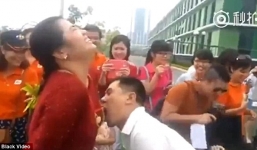 Trò chơi tập thể phản cảm của công ty Việt khiến báo chí Anh nhầm lẫn với Trung Quốc