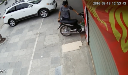 Video: Táo tợn vào tận ngõ dắt trộm xe máy ở Hà Nội