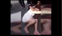 Xôn xao clip vợ cùng hội chị em đánh ghen lột đồ, cắt tóc người giúp việc