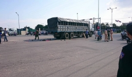 Khoảnh khắc 2 thanh niên tạt đầu, chết thảm dưới gầm xe tải