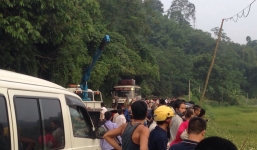 Người dân đổ xô xem giải cứu xe tải dưới ruộng 