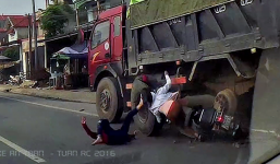 Lạng lách vượt ẩu, 2 cô gái rúc gầm xe tải