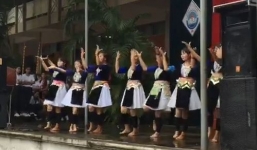 Tranh cãi nữ sinh mặc váy dân tộc múa trên nền nhạc Trung Quốc