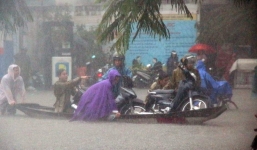 Huế thành biển nước sau mưa lớn, người dân chèo thuyền về nhà