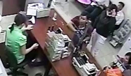 Camera ngân hàng ghi hình nghi can lừa đảo 3,2 tỷ đồng ở Sài Gòn