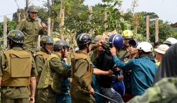 Phó CT xã chỉ đạo giật máy ảnh phóng viên: Xin lỗi nhưng không đền bù