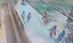 Người đi đường dửng dưng nhìn một nữ sinh bị đâm chết