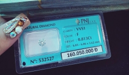 Vợ bầu sắp đẻ được chồng tri ân kim cương hơn 160 triệu 