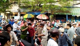 Nữ công nhân dùng mũ bảo hiểm đánh cướp như phim hành động