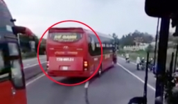 Video: Hành khách la hét kêu cứu vì bị xe 50 chỗ đánh võng chặn đầu