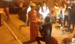 Video: Tắc đường, cặp đôi tổ chức đám cưới ở đường hầm để kịp giờ đẹp