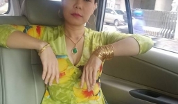 Việt Hương bị chê khoe của khi đeo vàng lúc lỉu trên người