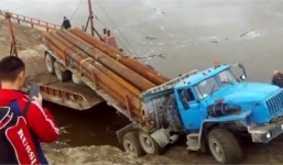 Video: Siêu ôtô tải gãy gập tụt xuống biển, tài xế bỏ chạy