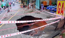 'Hố tử thần' rộng hàng chục mét trước cửa nhà dân