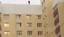 Thanh niên trượt chân rơi từ nóc nhà 9 tầng