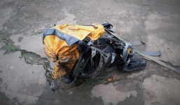 Thi thể nam thanh niên đeo ba lô chứa đầy đá nổi trên sông