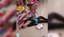 Video: Mẹ sốc thuốc ngã vật ra sàn, bé 2 tuổi khóc thảm lay gọi