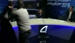 Video: Ứng viên quốc hội đấm vào mặt nhau ngay trên truyền hình