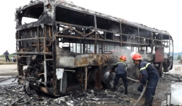 Xe khách giường nằm chở hàng chục hành khách bị thiêu rụi