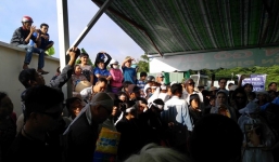 Đám đông la hét xin chụp ảnh cùng nghệ sĩ tới viếng NSND Thanh Tòng