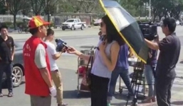 Đình chỉ phóng viên đeo kính râm, che ô khi tác nghiệp