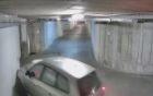 Ôtô đâm loạn xạ khi ra khỏi garage