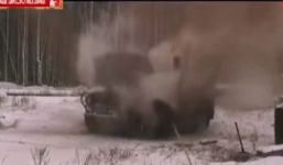 Video: Thiết giáp Nga thản nhiên chèn qua khối thuốc nổ 2kg