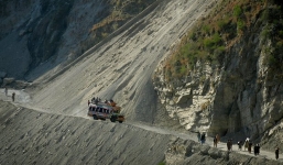 Xe bus lao từ vách đá cao 100m xuống sông khiến 23 người chết