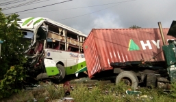 Xe khách giường nằm đối đầu container, 17 người thương vong