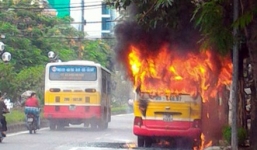 Hà Nội: Xe bus bốc cháy dữ dội sau tiếng nổ