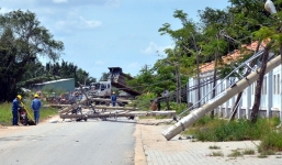 Nhiều người thoát chết trong gang tấc khi xe ben kéo ngã chục cột điện