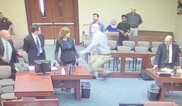 Video: Bị cáo rút hung khí đâm công tố viên ngay giữa tòa