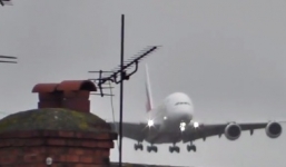 Video: Gió quật máy bay lớn nhất thế giới chao đảo khi hạ cánh
