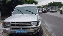 Băng qua đường, người đàn ông bị xe biển xanh đâm tử vong